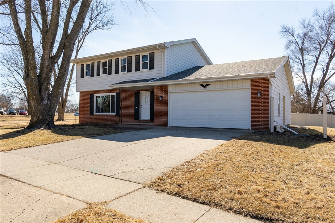 Property Photo:  1501 W Salem Avenue  IA 50125 