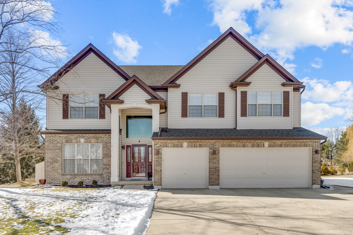 Property Photo: 4 Tealwood Court IL 60102