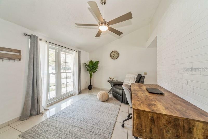 Property Photo: 432 Bonnie View Drive FL 33594