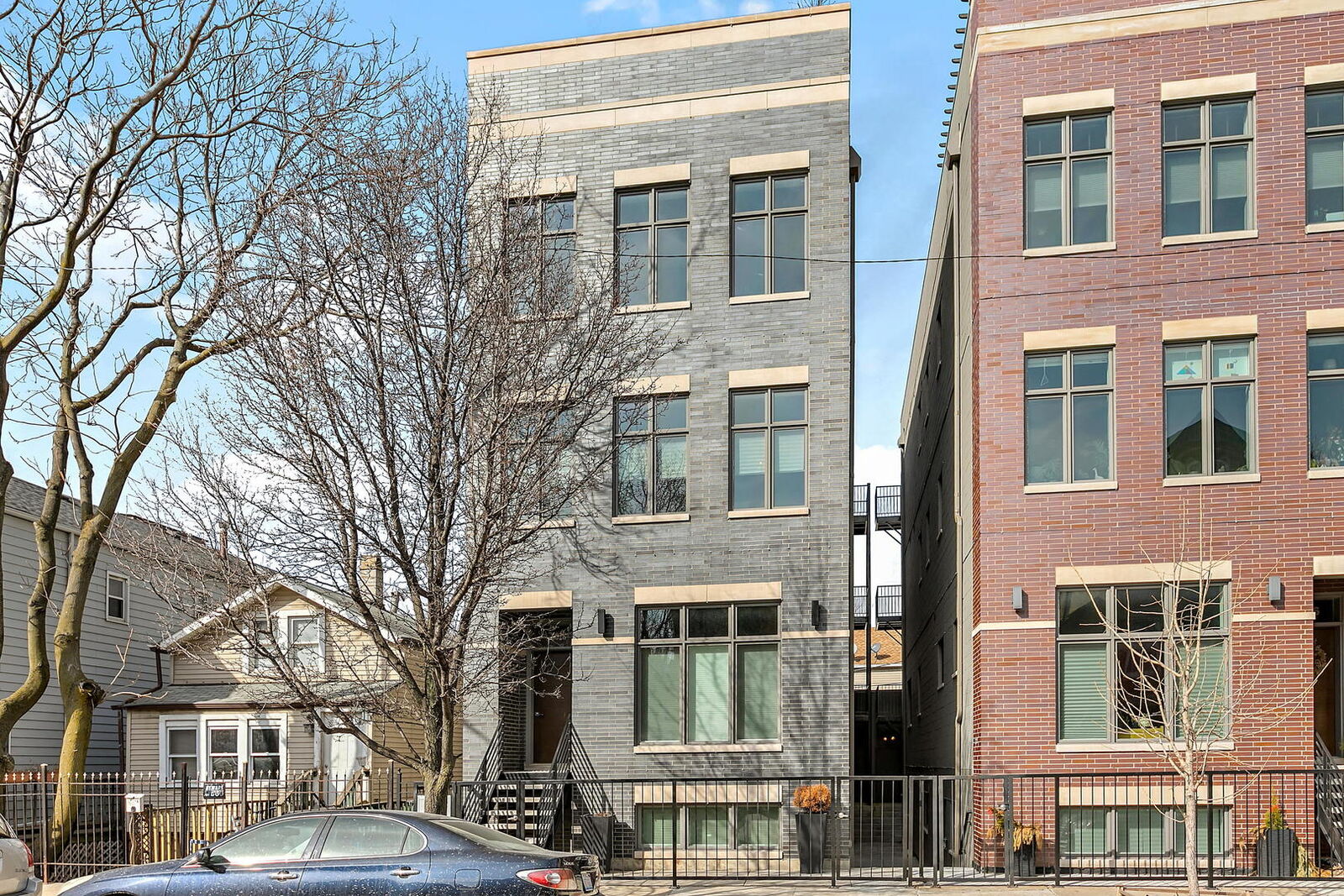 Property Photo: 1028 W Cullerton Street 3 IL 60608