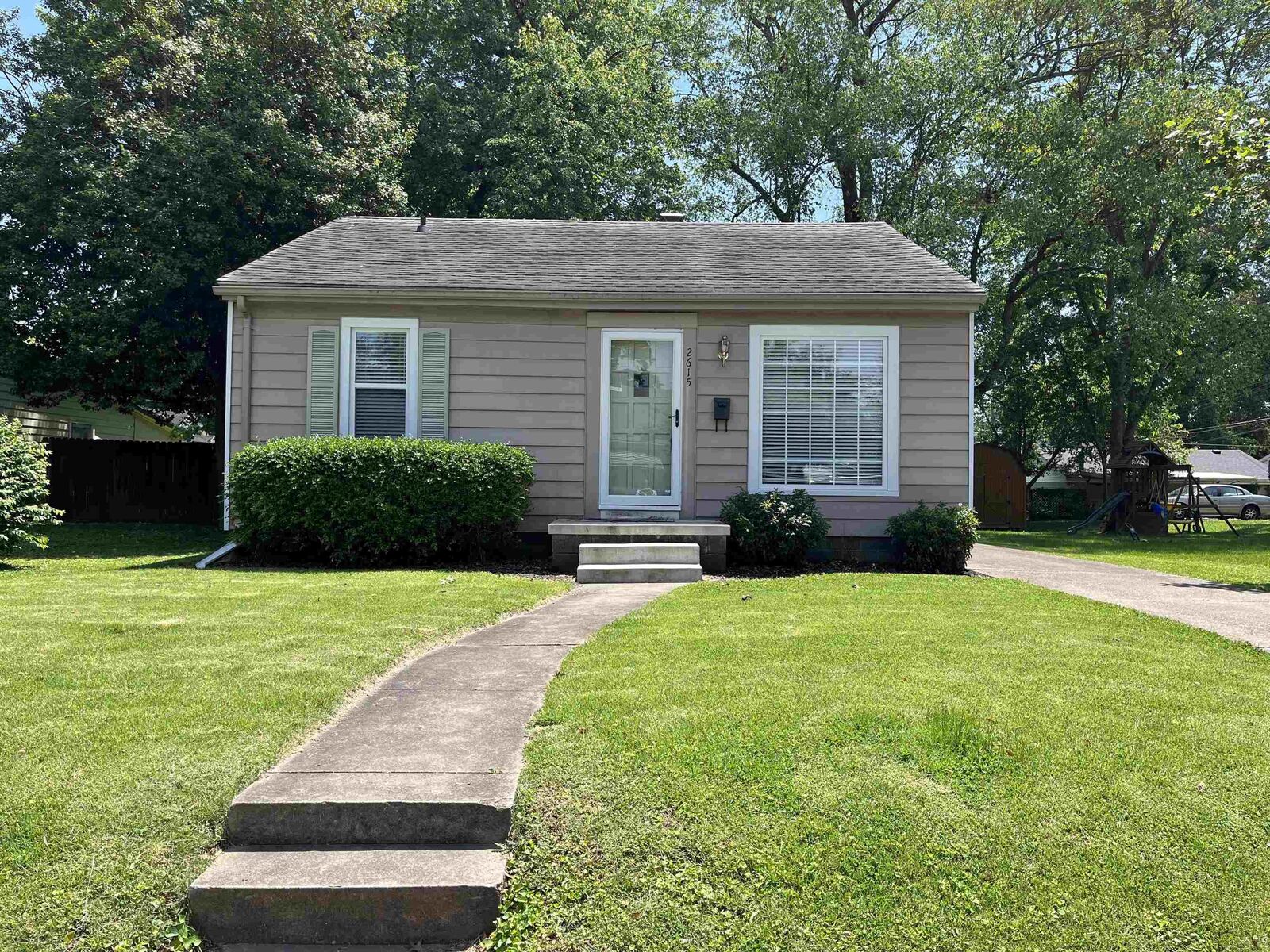 Property Photo:  2615 E Gum Street  IN 47714 