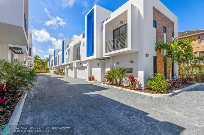 Property Photo: 2675 NE 8th Ave 2675 FL 33334