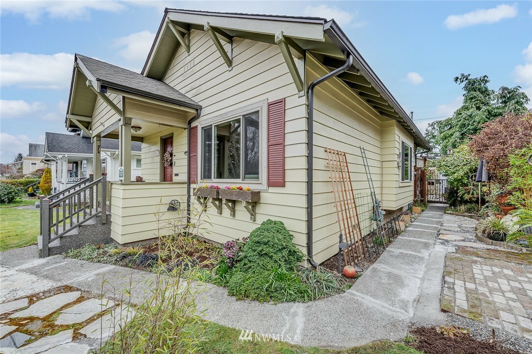 Property Photo:  1811 Baker Avenue  WA 98201 