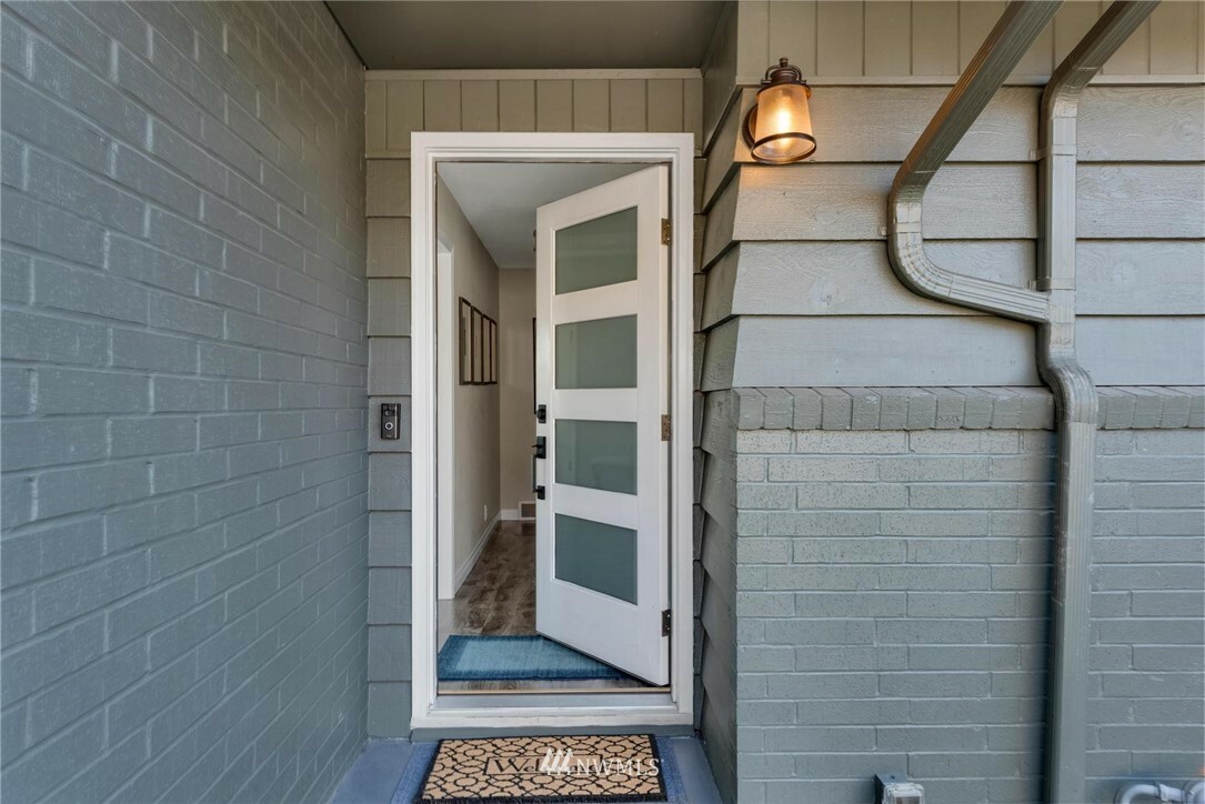 Property Photo: 7637 S Sunnycrest Road WA 98178