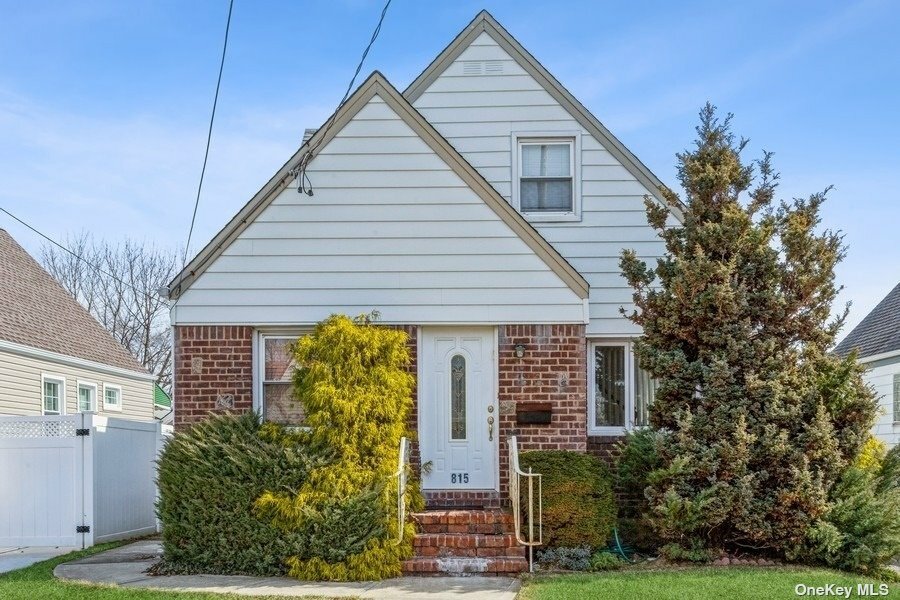 Property Photo:  815 Roosevelt Street  NY 11552 