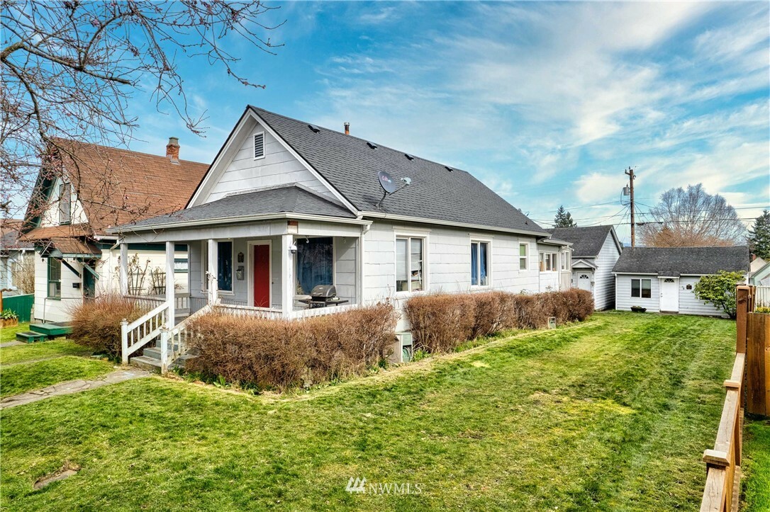 Property Photo:  2215 Wetmore Avenue  WA 98201 