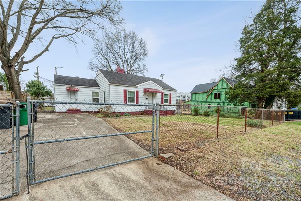 Property Photo:  2333 Pinckney Avenue  NC 28205 