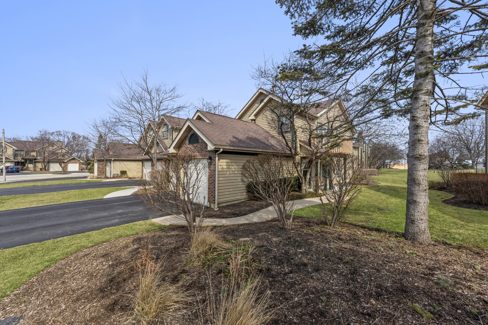 Property Photo:  939 Ridgefield Lane  IL 60090 