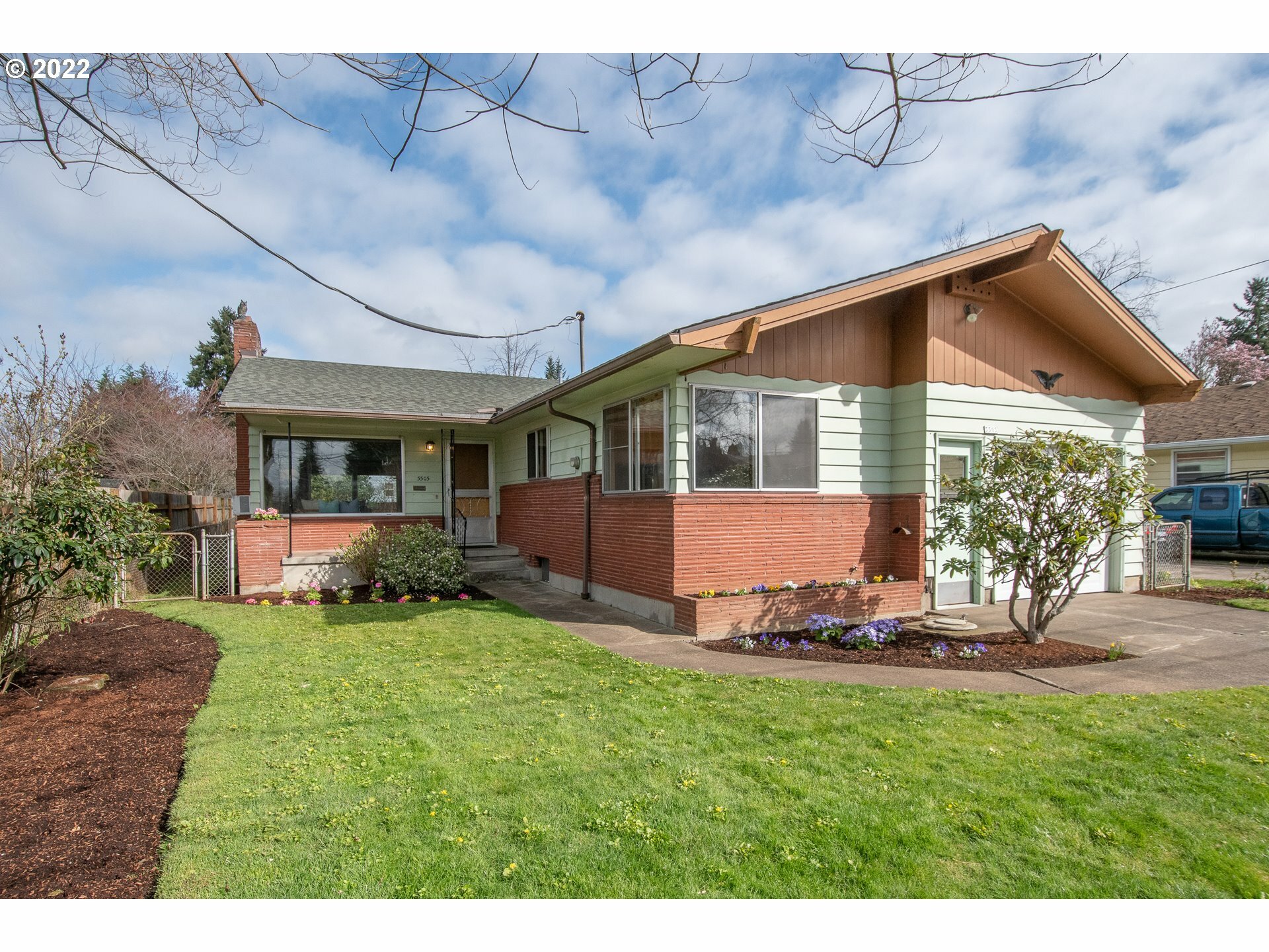 Property Photo: 5505 SE Mall St OR 97206