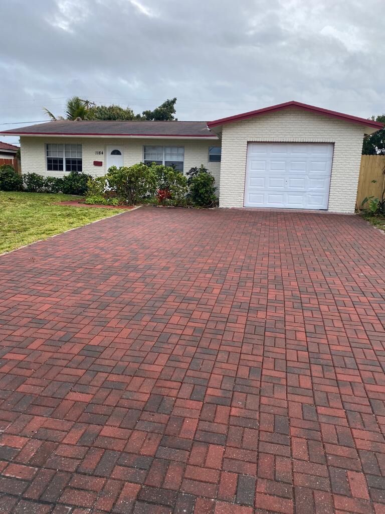 Property Photo:  1184 SW 27th Avenue  FL 33426 