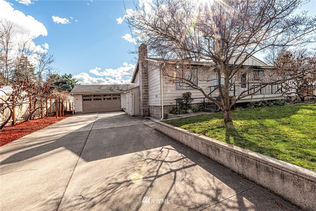 Property Photo: 210 E 7th Street WA 99361