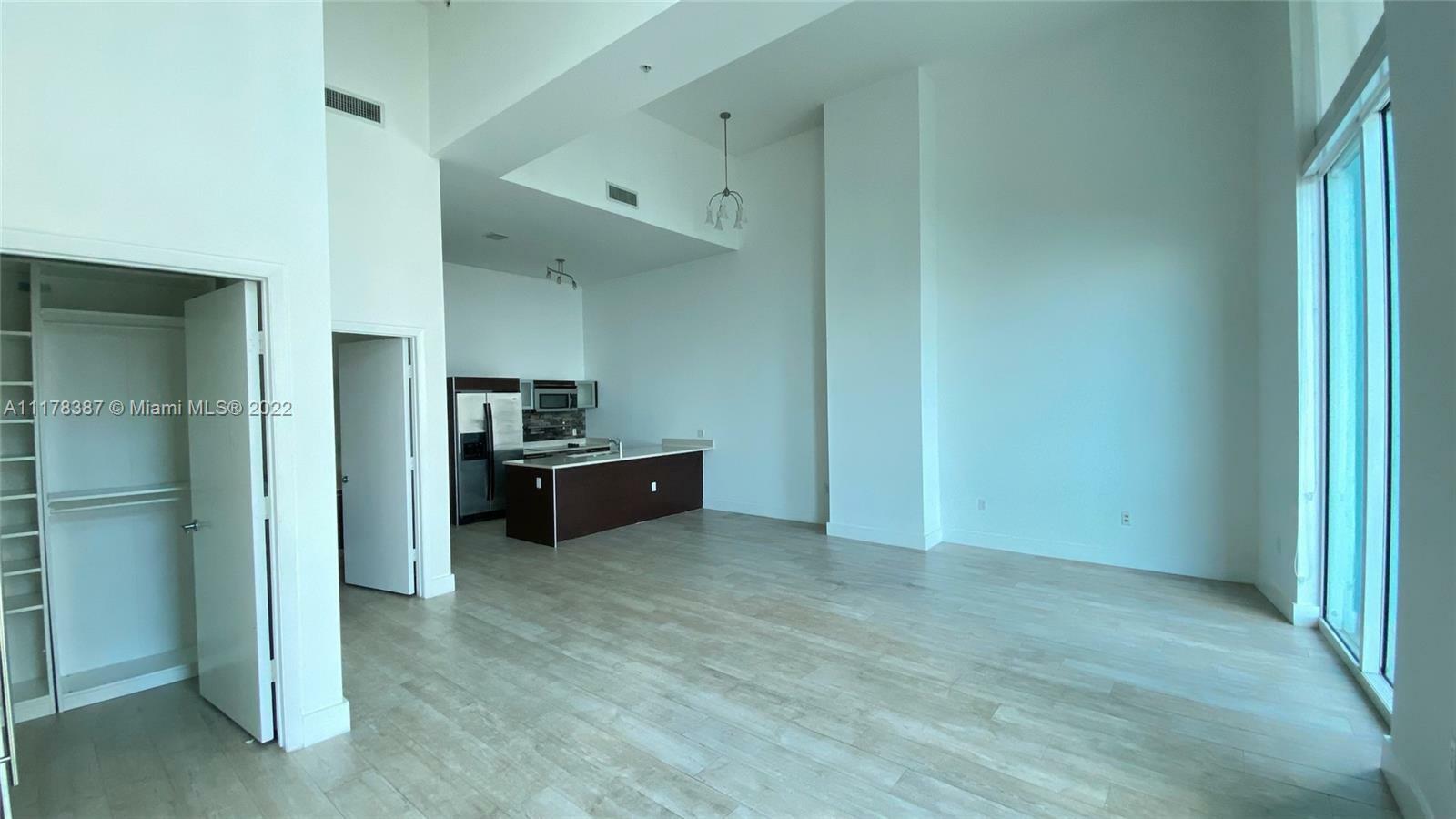 Property Photo:  1900 N Bayshore Dr 1008  FL 33132 