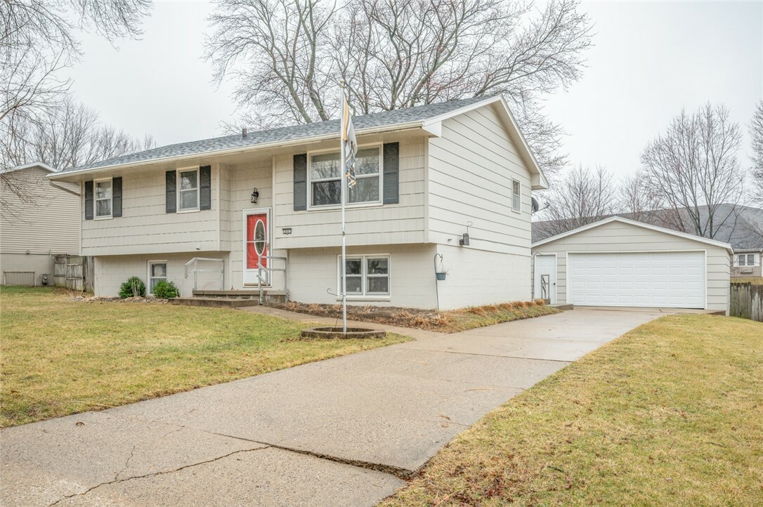 Property Photo:  800 Ashwood Avenue  IA 50211 