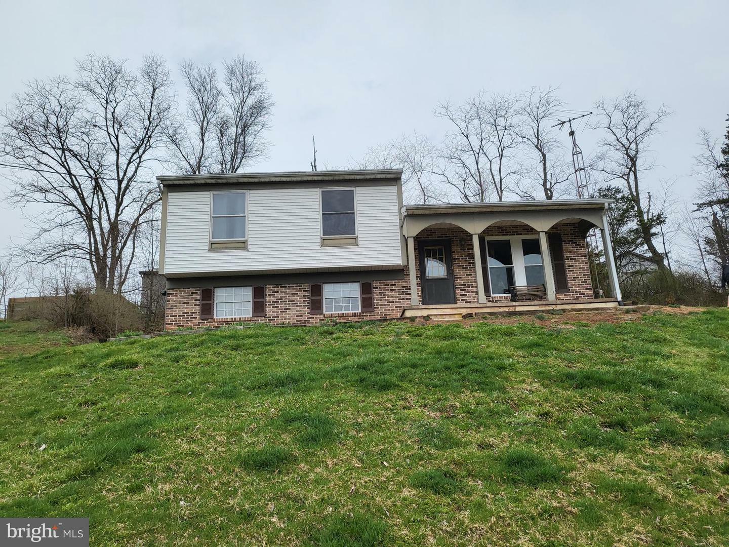 Property Photo:  33 Hickory Alley  PA 17047 