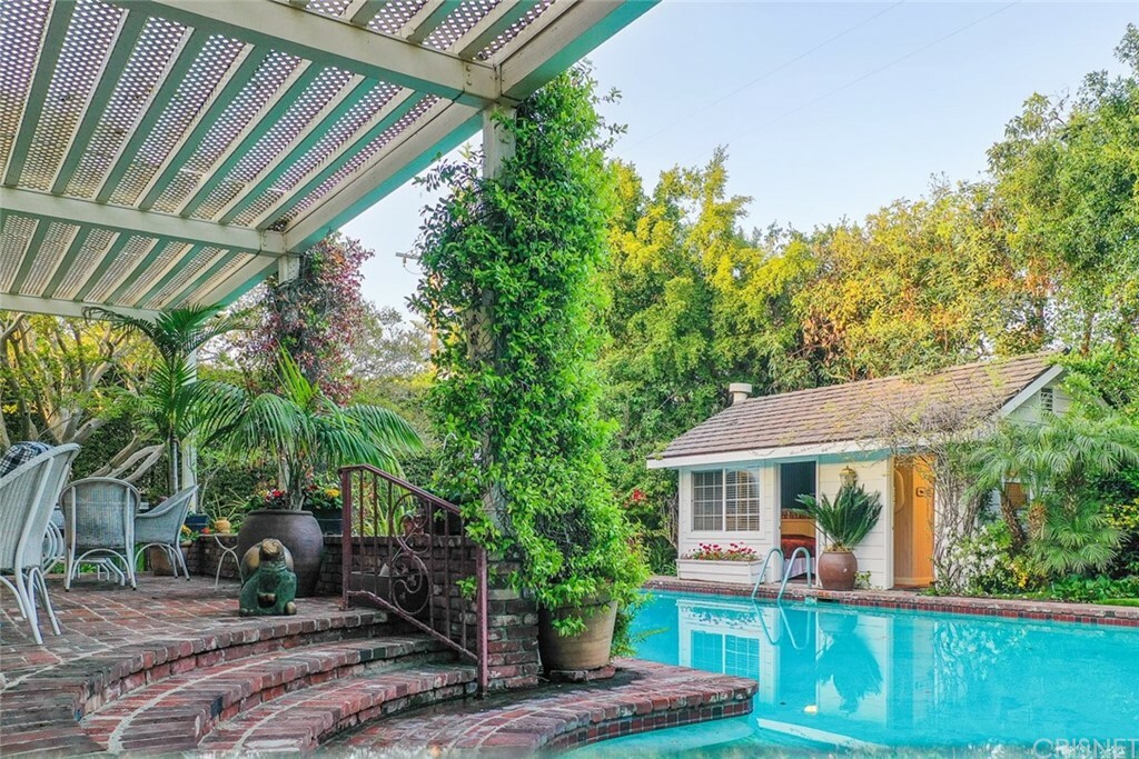 Property Photo: 4714 Sancola Avenue CA 91602