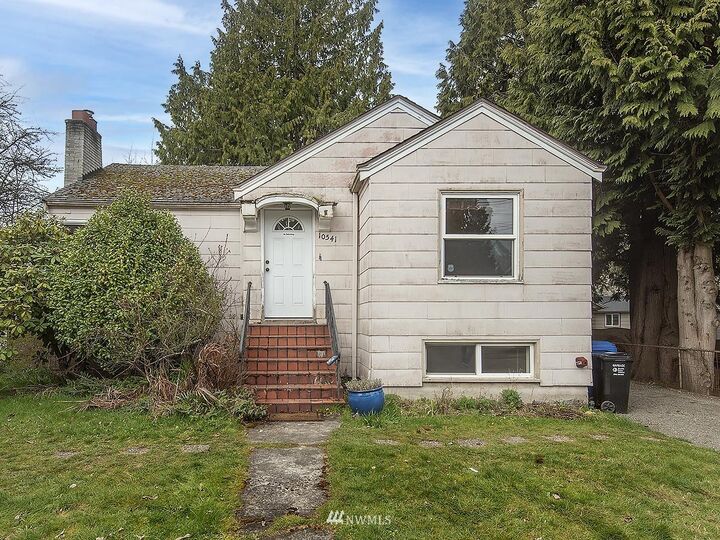 10541 Phinney Avenue N  Seattle WA 98133 photo