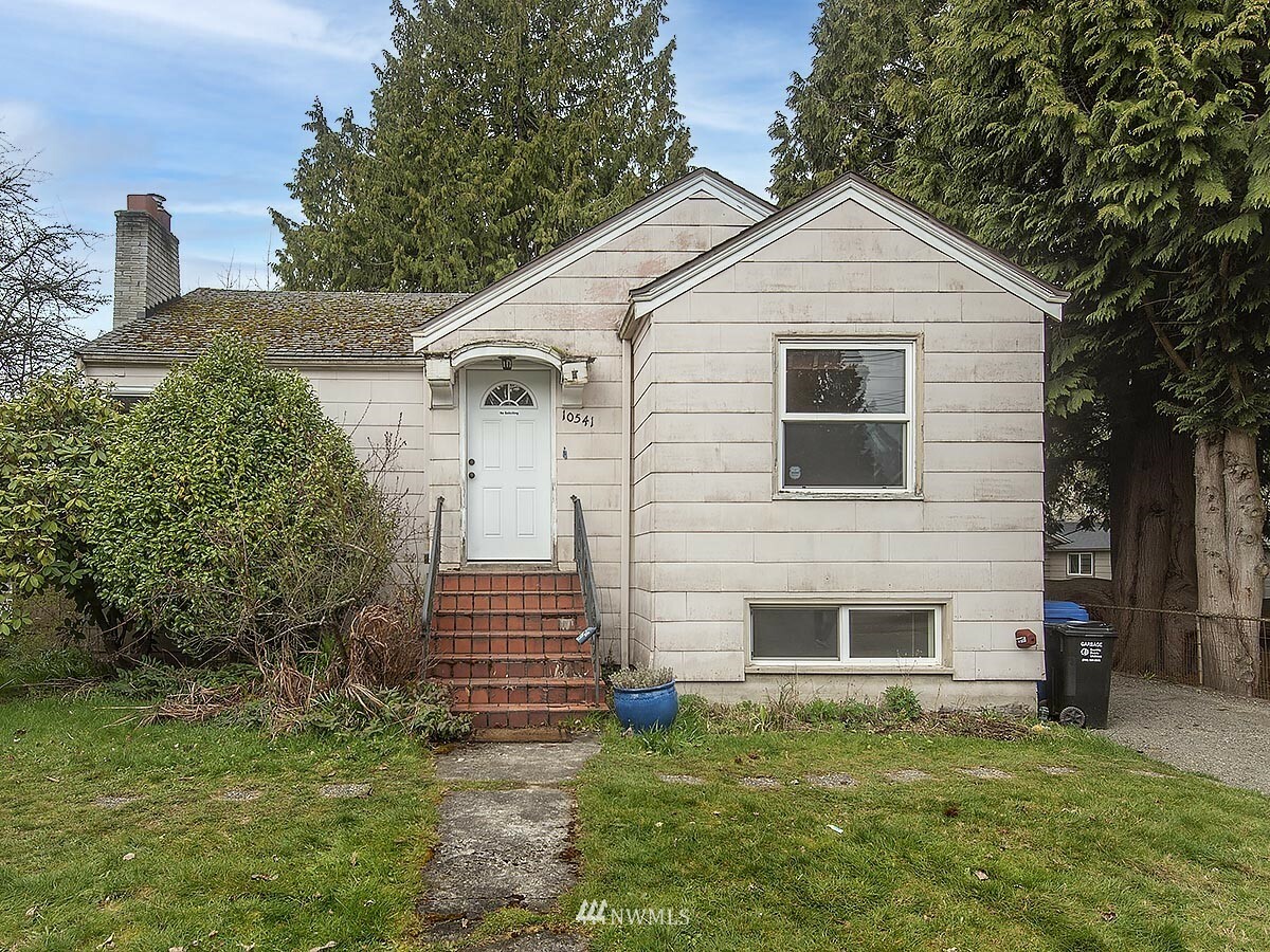 Property Photo:  10541 Phinney Avenue N  WA 98133 