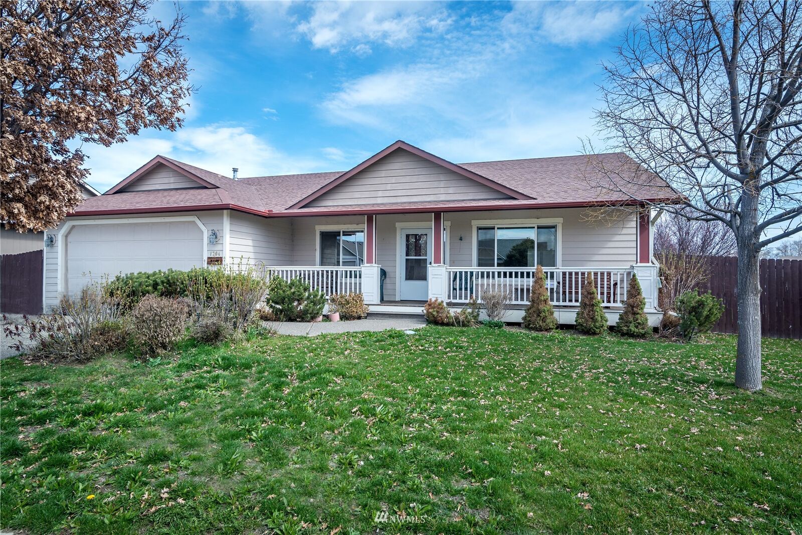 Property Photo:  1704 N Bridgewood Lane  WA 98926 