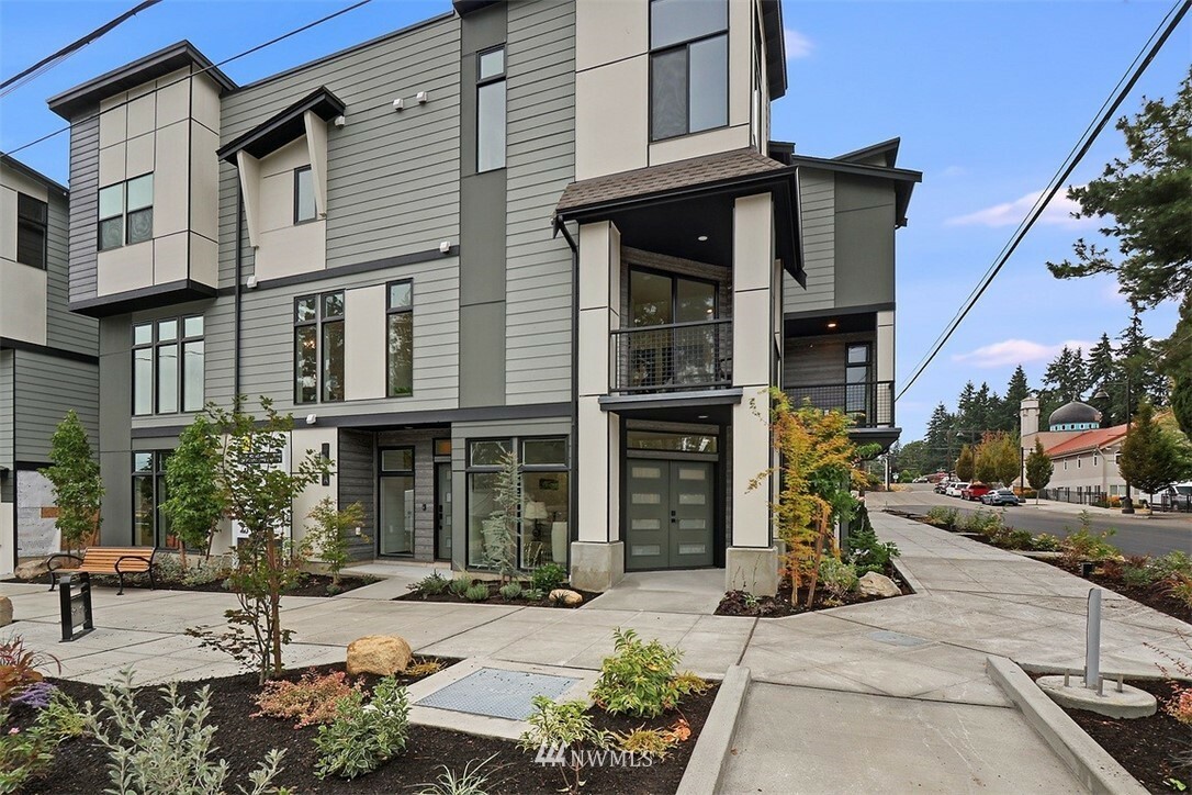 Property Photo: 21525 50th Avenue W C WA 98043