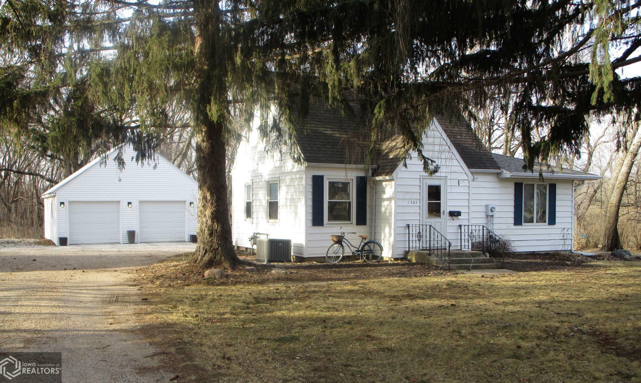 Property Photo:  1303 Siloam Avenue  IA 50126-1041 