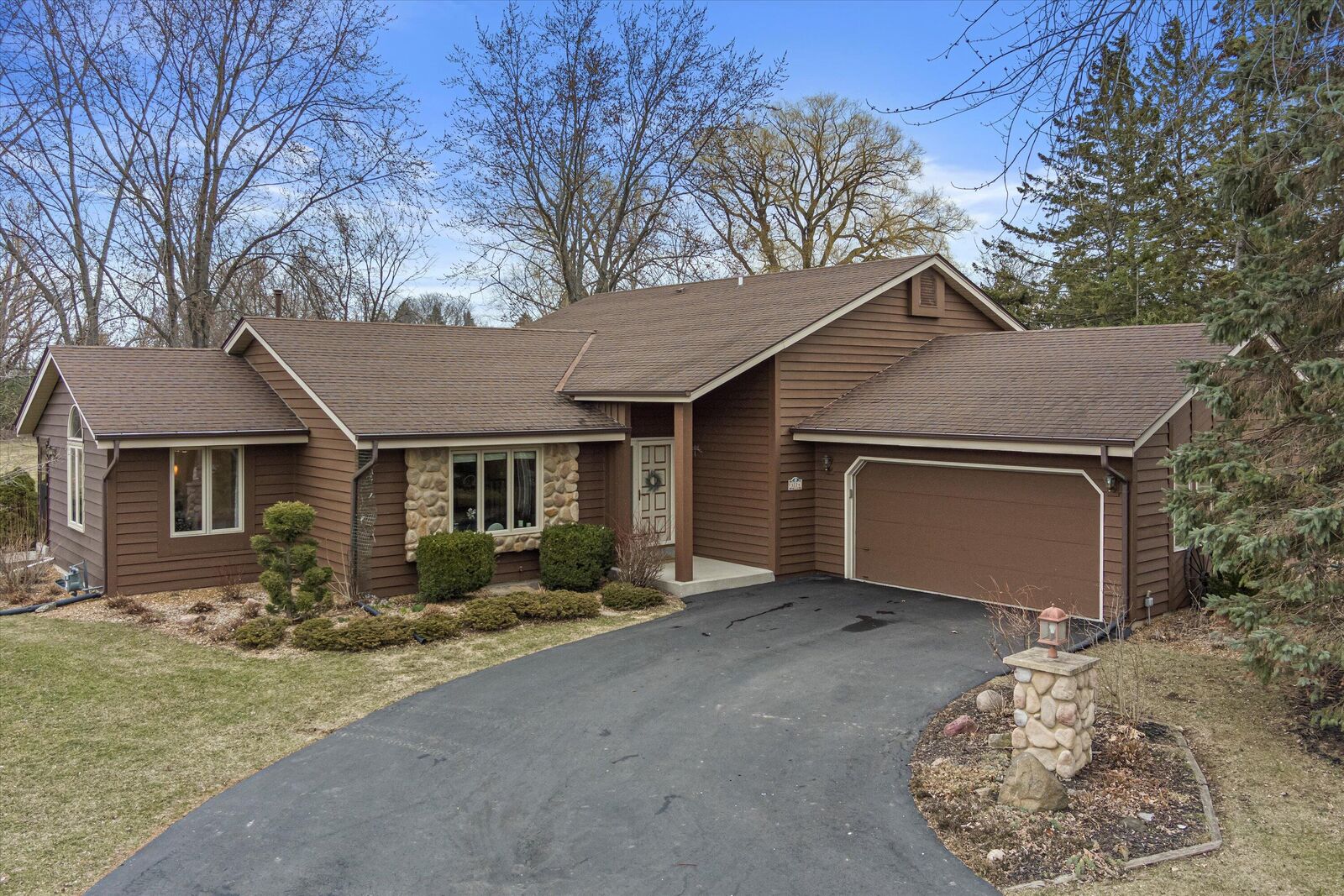 Property Photo: 3774 E Garden Pl WI 53154