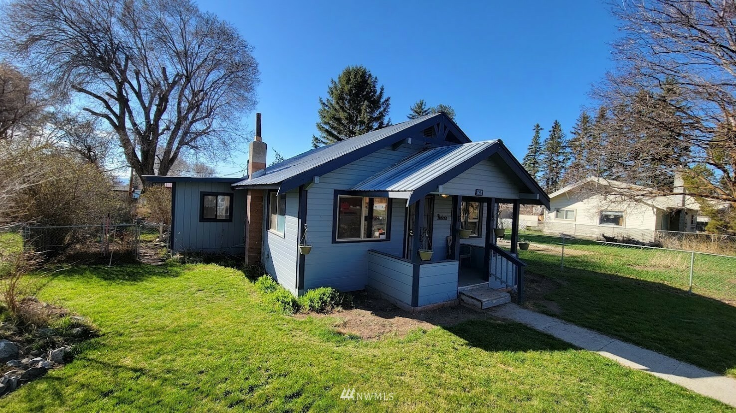 Property Photo:  105 N Okanogan Street  WA 98934 