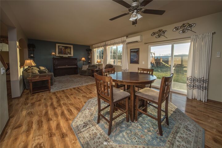 Property Photo: 2307 N Creeksedge Way WA 98926