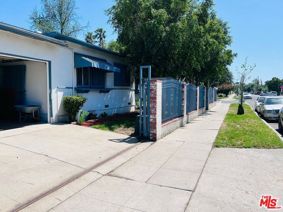 Property Photo:  14927 Titus Street  CA 91402 