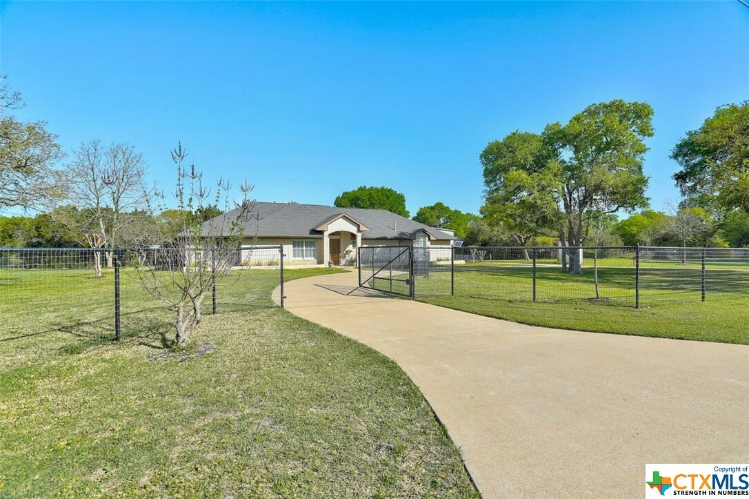 Property Photo:  1116 Live Oak Loop  TX 78610 