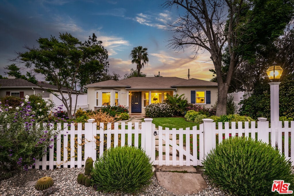 Property Photo: 5008 Biloxi Avenue CA 91601