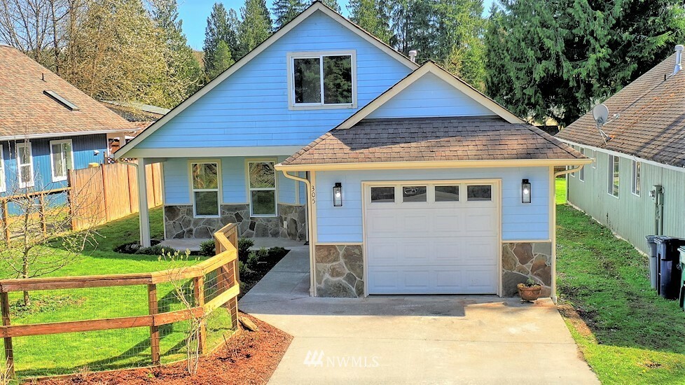 Property Photo:  305 Portage Avenue  WA 98252 