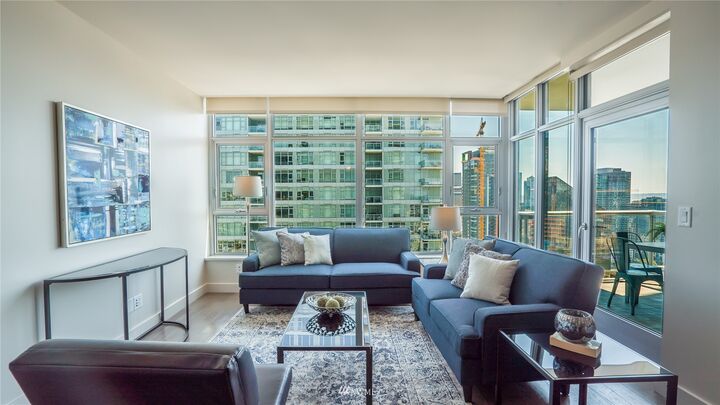 Property Photo:  583 Battery St 3207N  WA 98121 