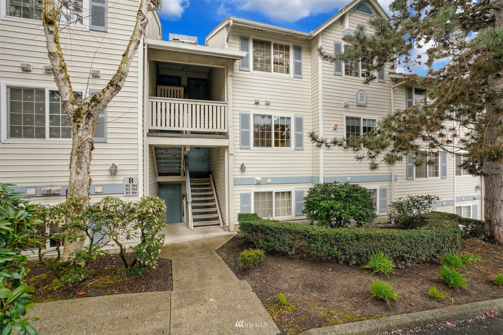 Property Photo:  949 Aberdeen Avenue NE B-204  WA 98056 