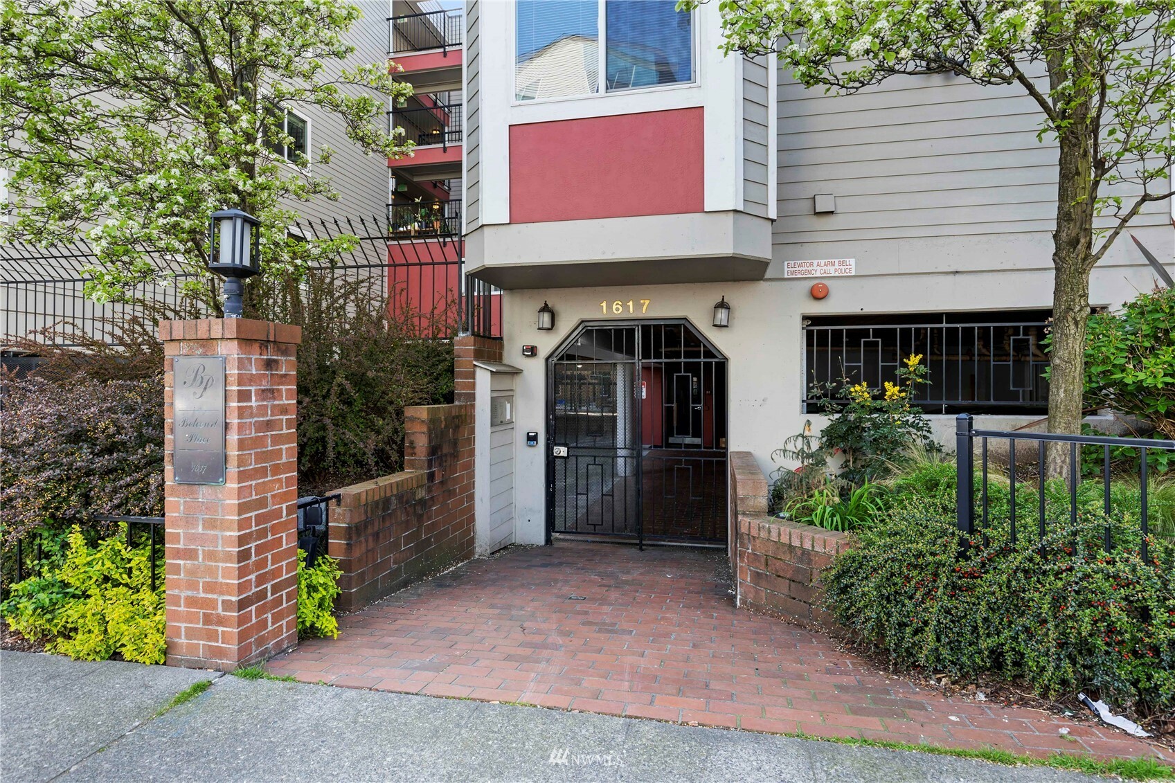 Property Photo:  1617 Summit Avenue 11  WA 98122 