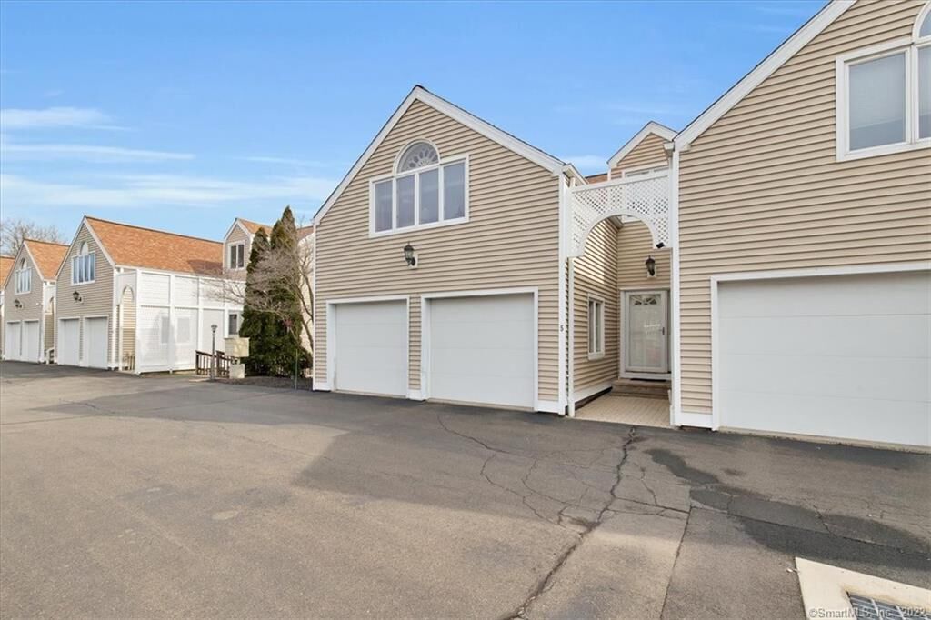 Property Photo:  3265 Whitney Avenue 5  CT 06518 