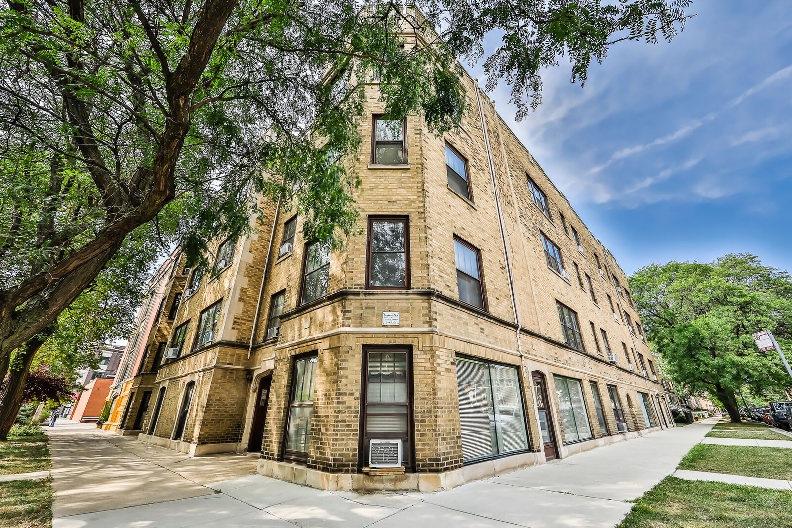 Property Photo: 1702 W Cornelia Avenue 2 IL 60657