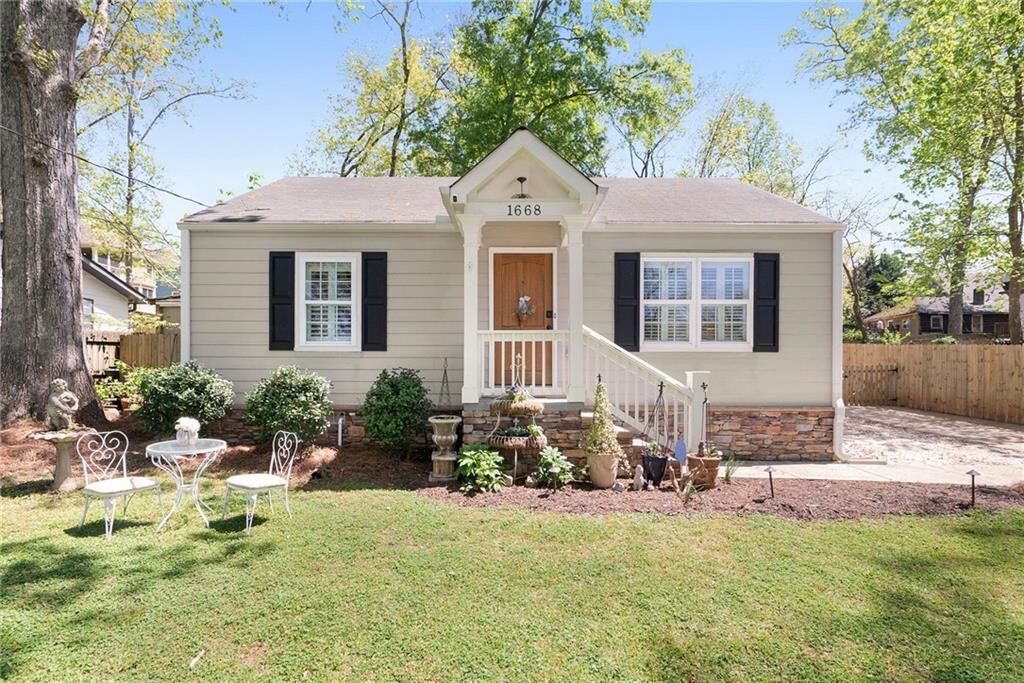 Property Photo: 1668 White Oak Way GA 30032