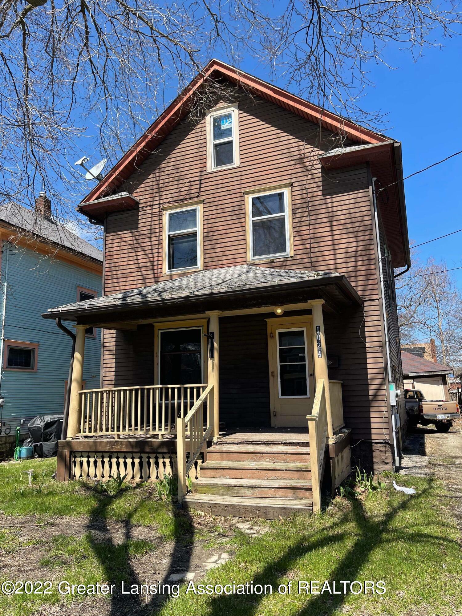 Property Photo:  1024 W Genesee Street  MI 48915 