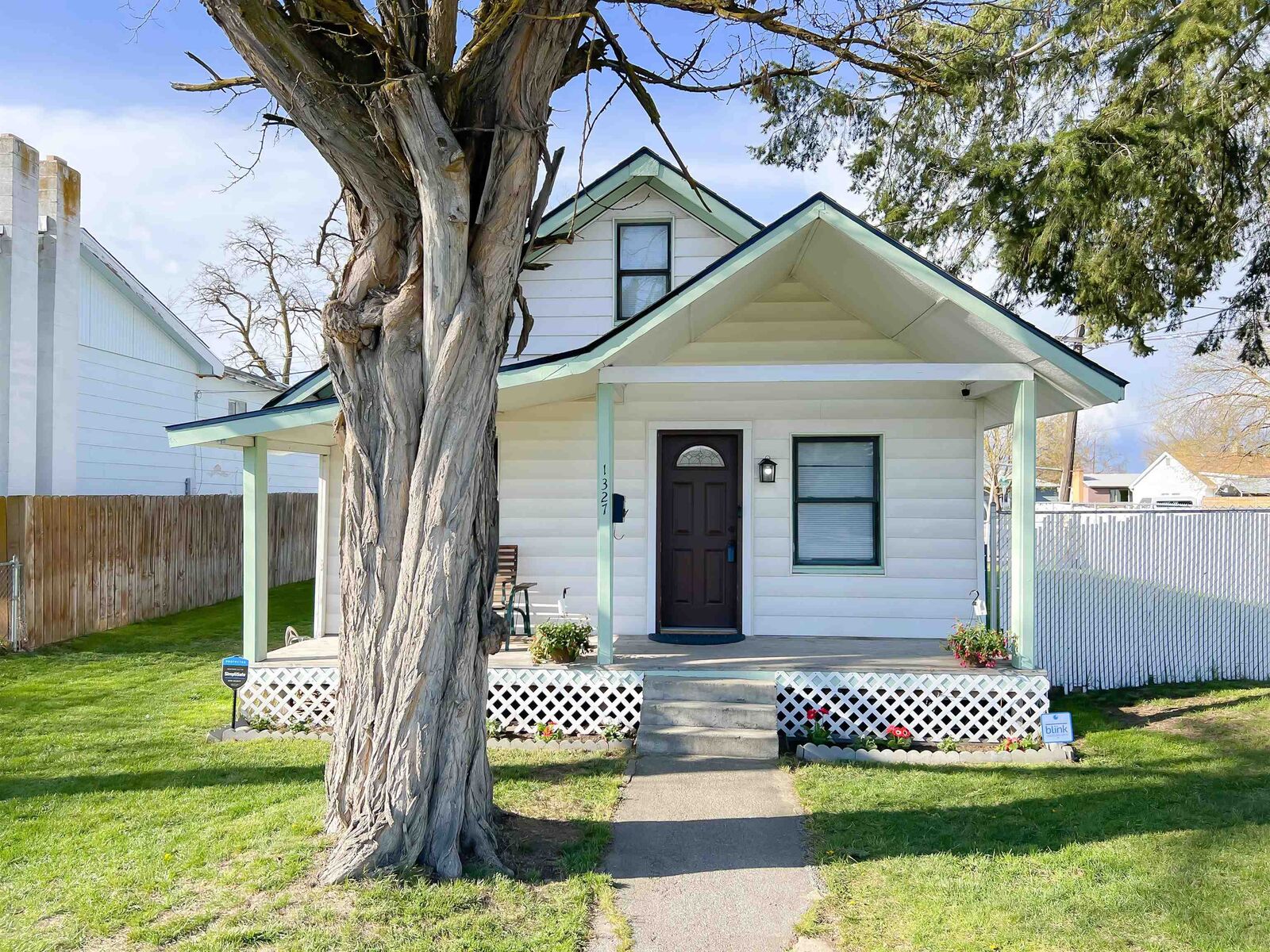 Property Photo:  1327 E Walton Ave  WA 99207 