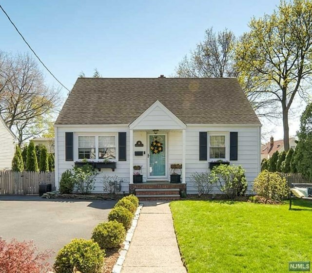 Property Photo:  370 Litchfield Street  NJ 07450 