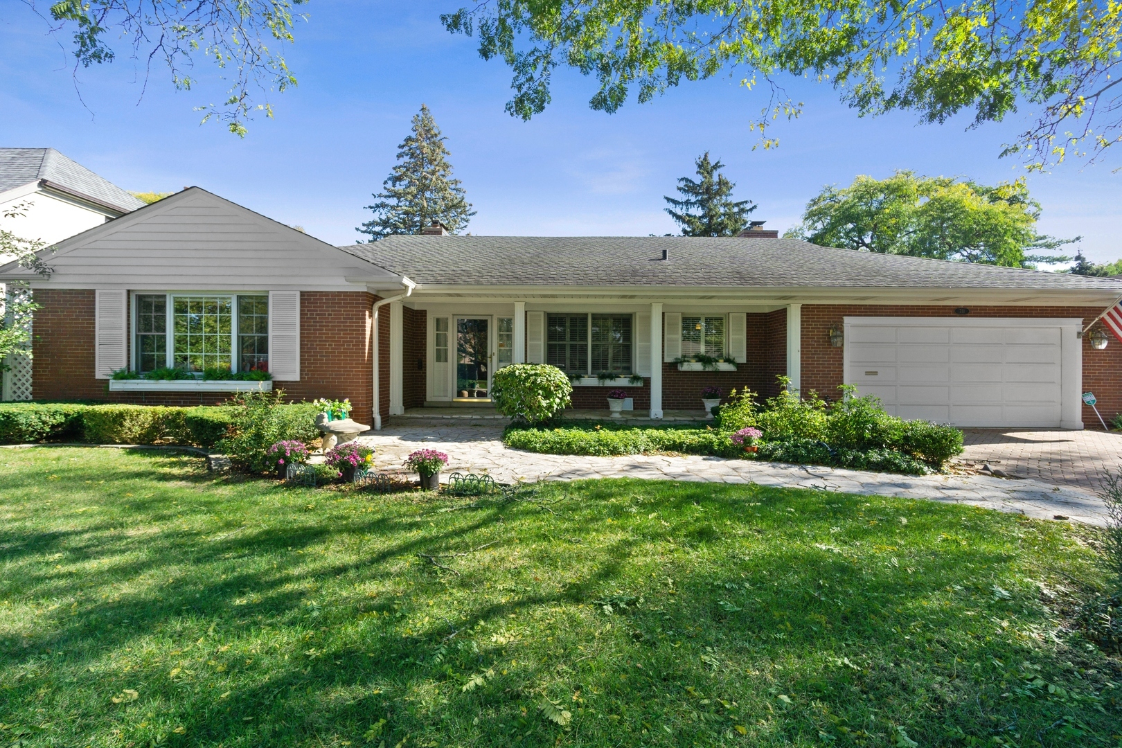 Property Photo:  711 Edgemont Lane  IL 60068 