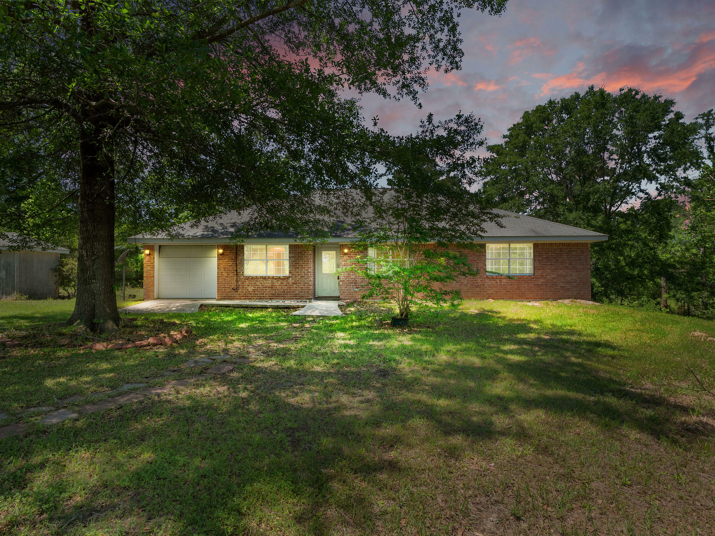 Property Photo:  102 Roberta Ln  LA 71403 