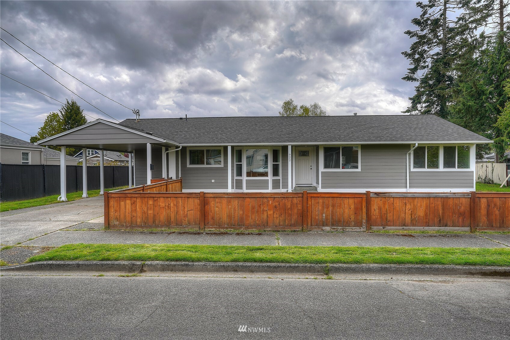 Property Photo:  922 5th Avenue SW  WA 98371 