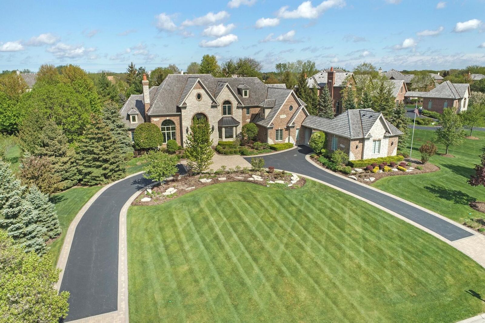 Property Photo: 1420 Newcastle Court IL 60010