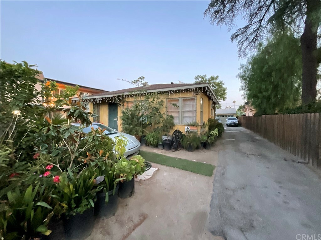 Property Photo: 11334 Tiara Street CA 91601