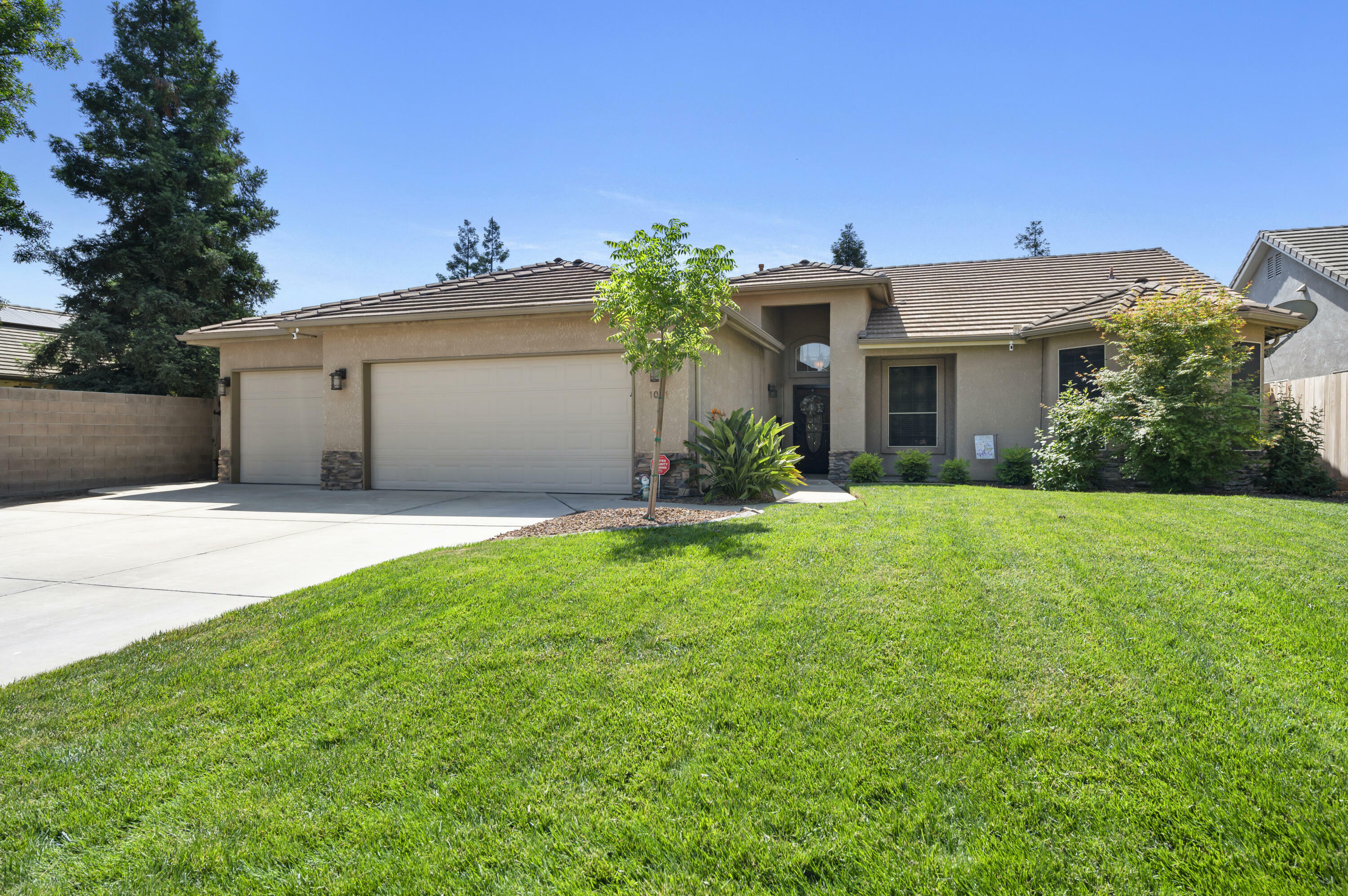 Property Photo:  1041 E La Salle Avenue  CA 93292 