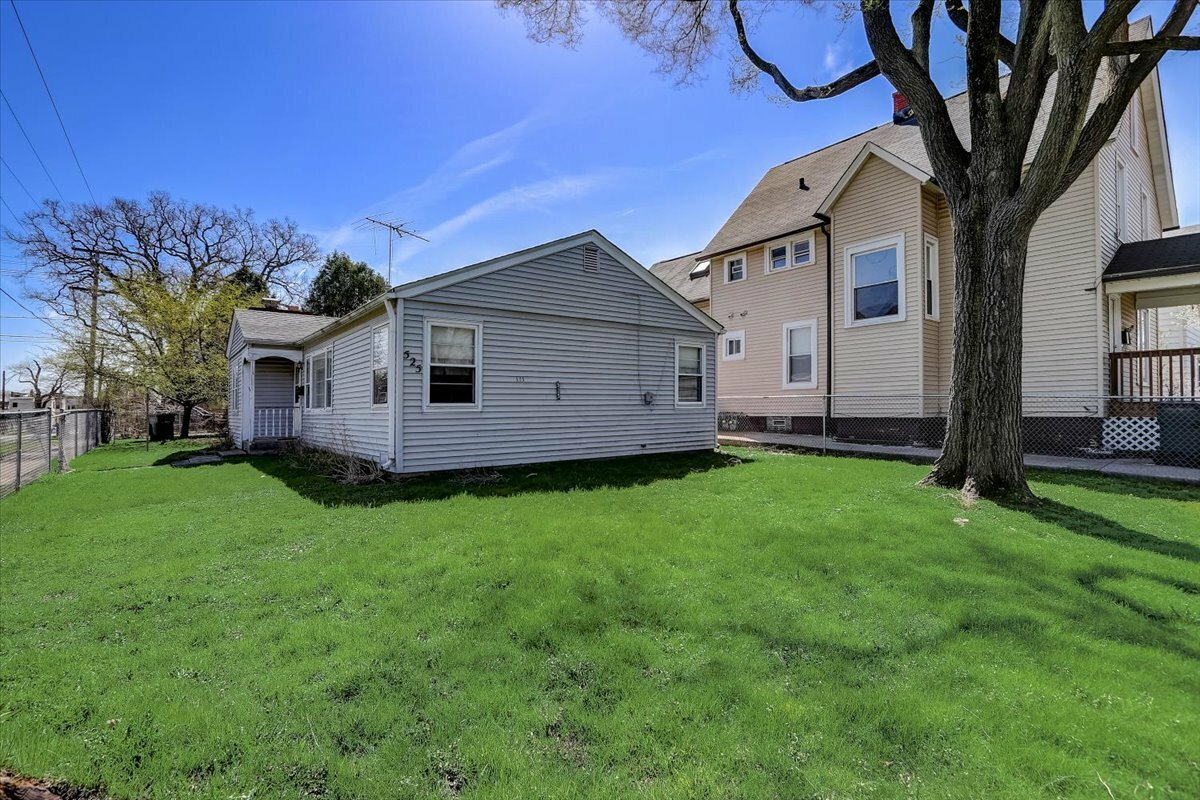 Property Photo:  525 N Ash Street  IL 60085 