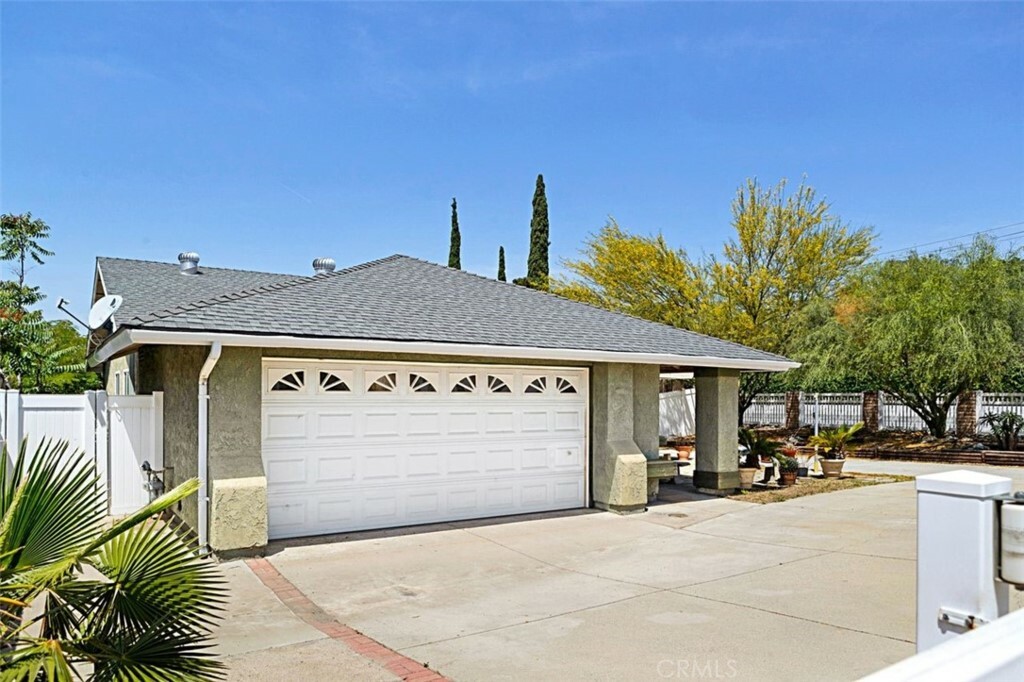 Property Photo:  910 S Willow Avenue  CA 92376 