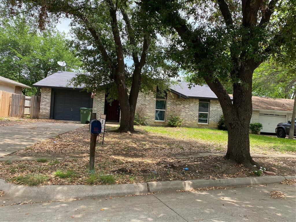 Property Photo: 611 McKown Drive TX 76063