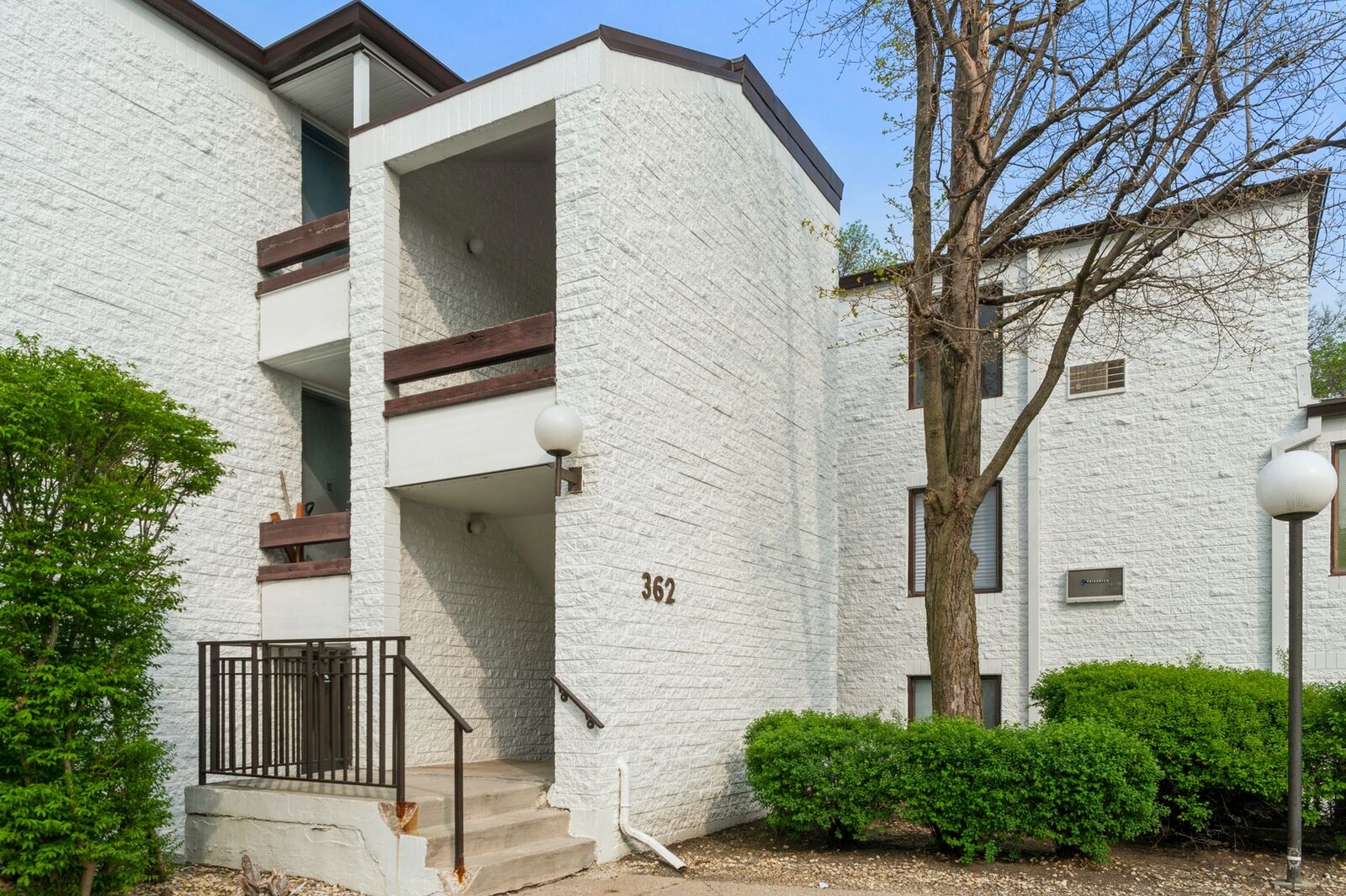 Property Photo:  362 W Miner Street 2C  IL 60005